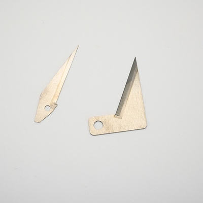 Lame industrielle de coupe de film en tissu en alliage de carbure de tungstène cémenté triangulaire personnalisé avec positionnement à trou unique