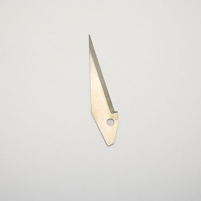 Lame industrielle de coupe de film en tissu en alliage de carbure de tungstène cémenté triangulaire personnalisé avec positionnement à trou unique