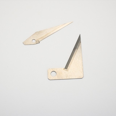 Lame industrielle de coupe de film en tissu en alliage de carbure de tungstène cémenté triangulaire personnalisé avec positionnement à trou unique